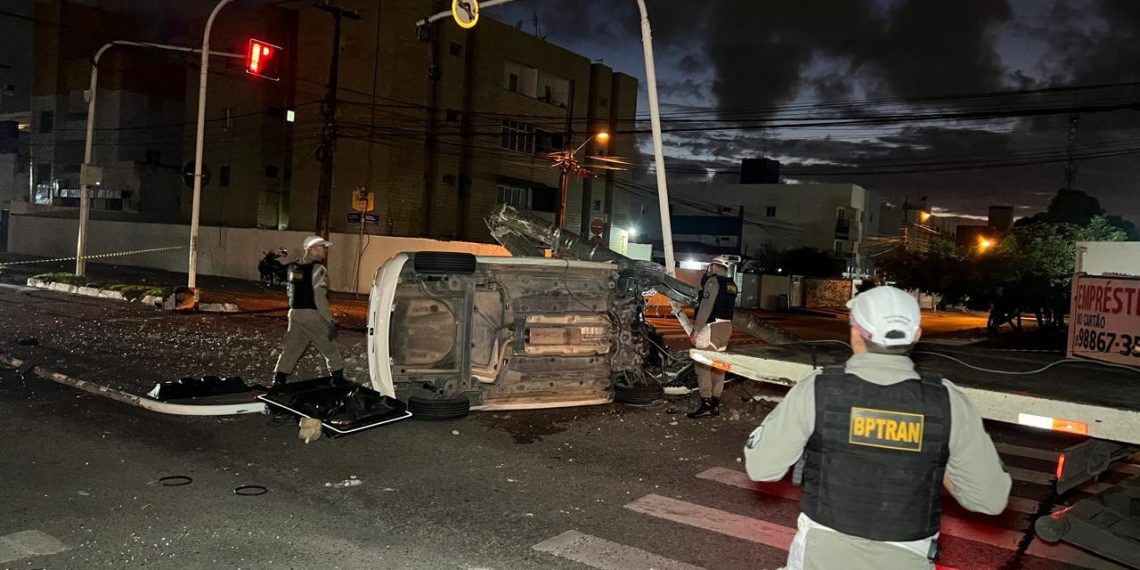 Carro capota, bate em poste e semáforo em João Pessoa; ocupantes ficam feridos