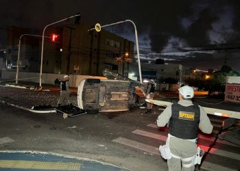 Carro capota, bate em poste e semáforo em João Pessoa; ocupantes ficam feridos