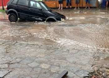 Carro cai em cratera no bairro da Torre, em JP