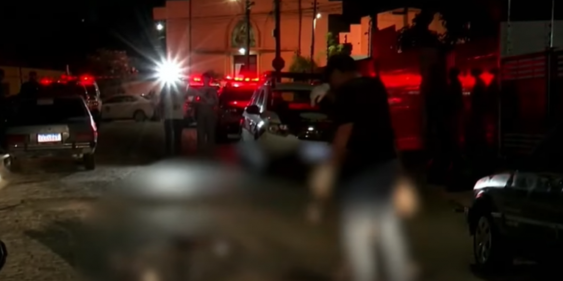 Homem é assassinado com tiros na cabeça poucos metros de igreja, em Mandacaru
