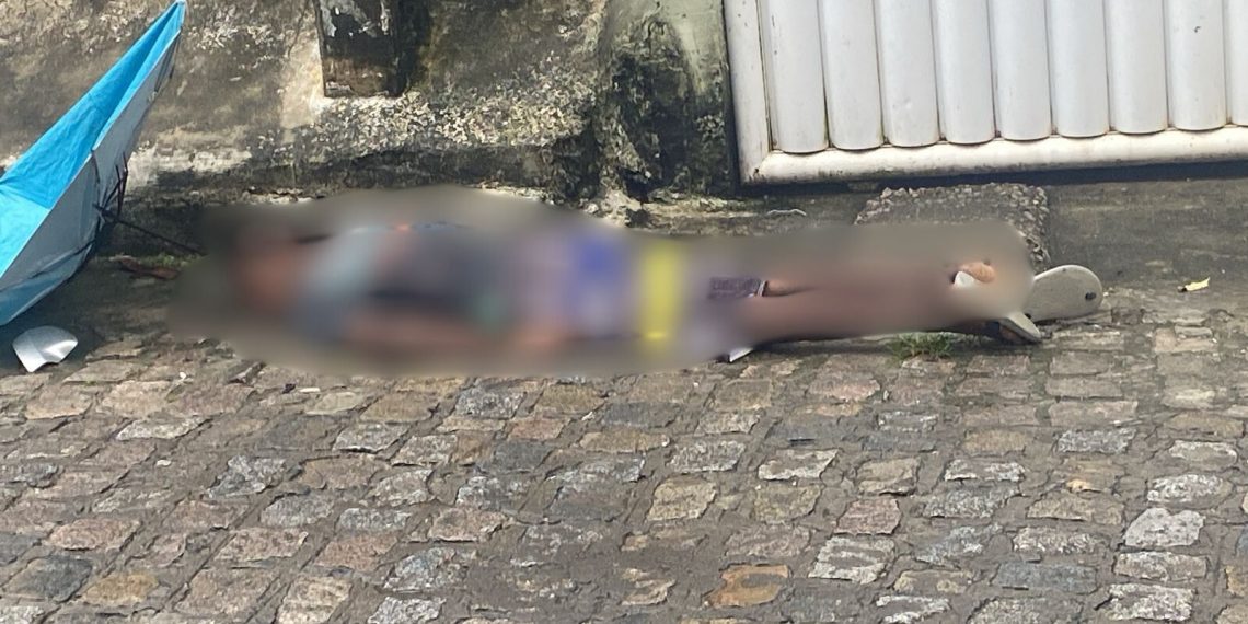 Homem é perseguido e assassinado com vários tiros por dupla em moto, no Padre Zé