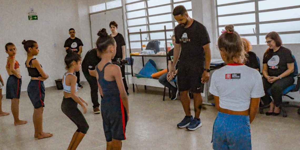 Prefeito incentiva crianças participantes da seletiva do Balé Bolshoi e destaca olhar do Governo Municipal para projetos além da sala de aula