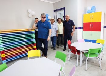 João Azevêdo entrega creche e ginásio poliesportivo e inspeciona obra de mobilidade urbana no Sertão