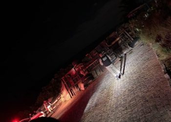 Tombamento de caminhão carregado com macaxeira deixa um morto, feridos em Tambaba