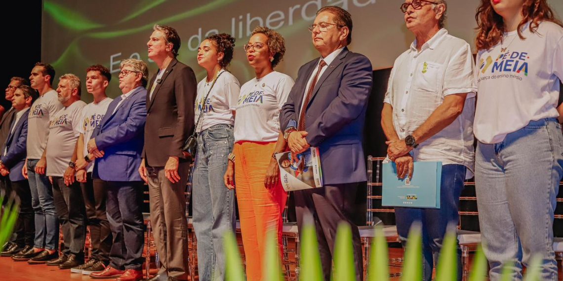 Prefeito celebra programa Pé-de-Meia na Paraíba e defende extensão do benefício para alunos do Fundamental