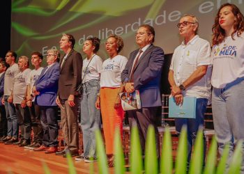 Prefeito celebra programa Pé-de-Meia na Paraíba e defende extensão do benefício para alunos do Fundamental