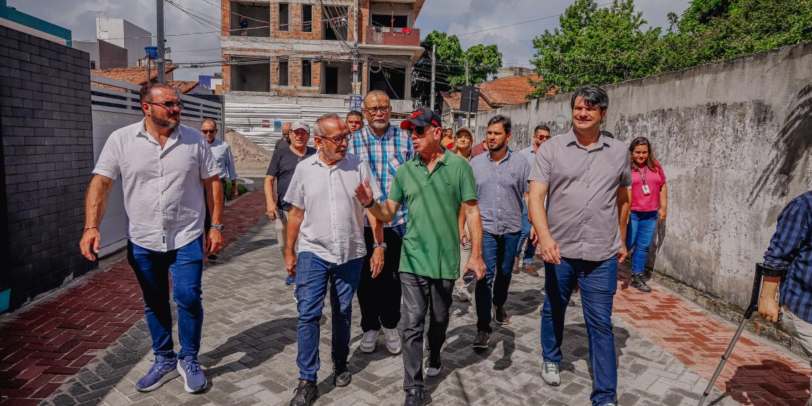 Prefeito entrega 54 ruas em 22 bairros de João Pessoa, que chega à marca de 527 vias reestruturadas