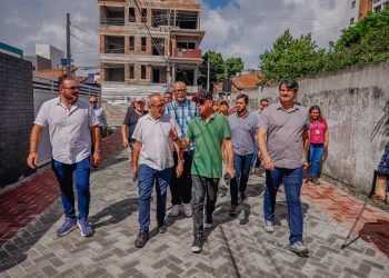 Prefeito entrega 54 ruas em 22 bairros de João Pessoa, que chega à marca de 527 vias reestruturadas