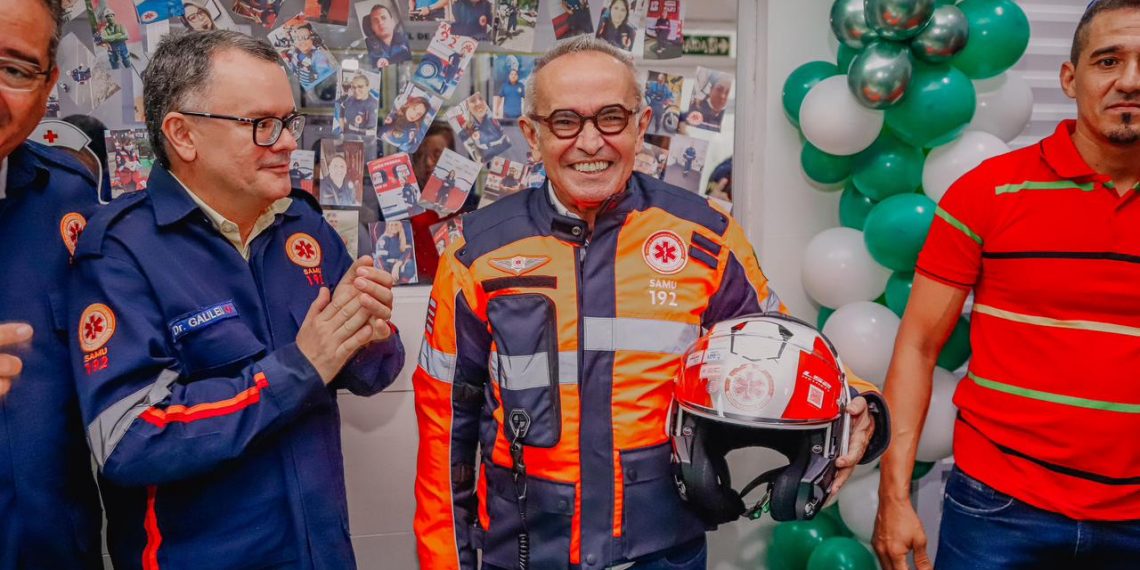 Prefeito celebra Semana da Enfermagem com profissionais do Samu e entrega novos fardamentos e kits para a equipe das motolâncias