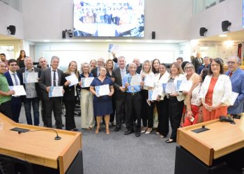 ALPB homenageia servidores com mais de 30 anos de serviços prestados à Casa
