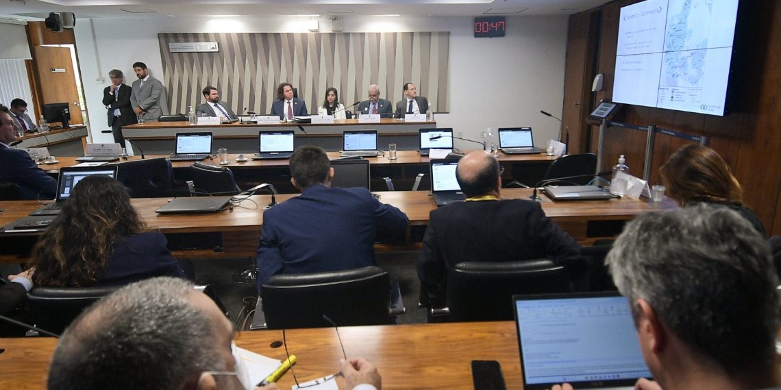 Tovar debate situação dos bicombustíveis e participa da Marcha em Defesa dos Municípios