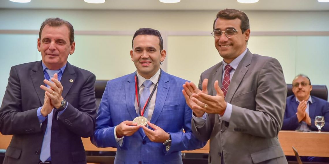 ALPB concede cidadania paraibana e medalha Epitácio Pessoa ao médico Jhony Bezerra