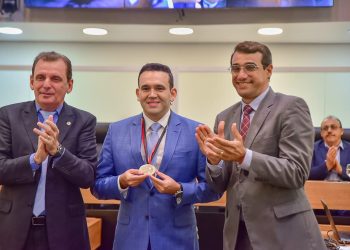 ALPB concede cidadania paraibana e medalha Epitácio Pessoa ao médico Jhony Bezerra