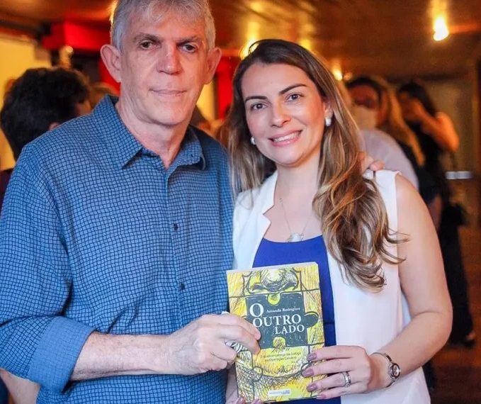 Esposa de Ricardo Coutinho lança, em Brasília, livro em que revela ‘dramas’ durante a Calvário até com perda de bebês