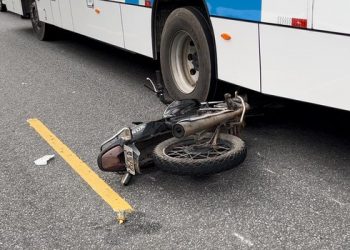 Motociclista colide com ônibus em via de acesso ao Geisel