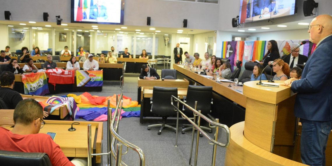 ALPB debate enfrentamento à LGBTFobia durante sessão especial