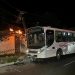 Motorista de ônibus teria desviado de motociclista antes de bater em poste