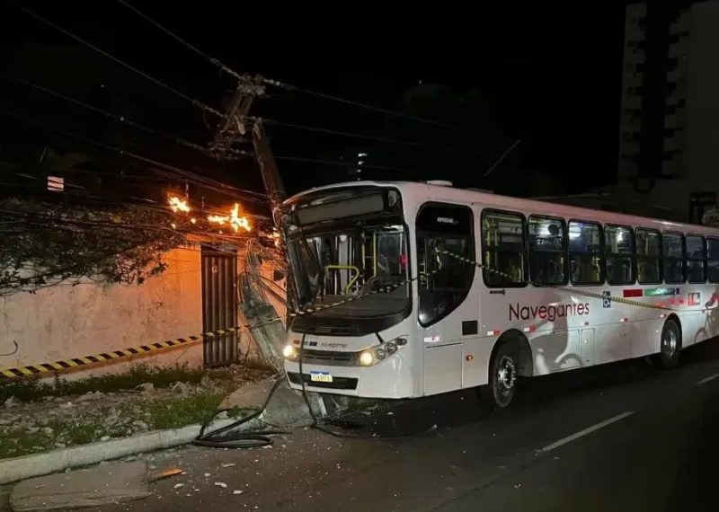 Motorista de ônibus teria desviado de motociclista antes de bater em poste