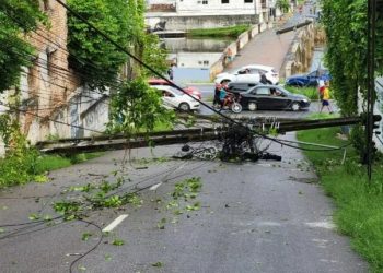 Poste cai e deixa trânsito lento na região central de João Pessoa