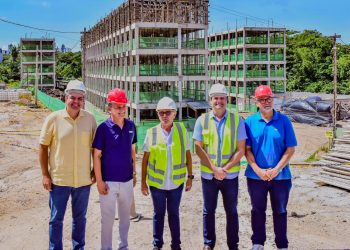 Prefeito apresenta resultados, inspeciona obras do empreendimento habitacional na Beira Rio e projeta conclusão para início de 2025