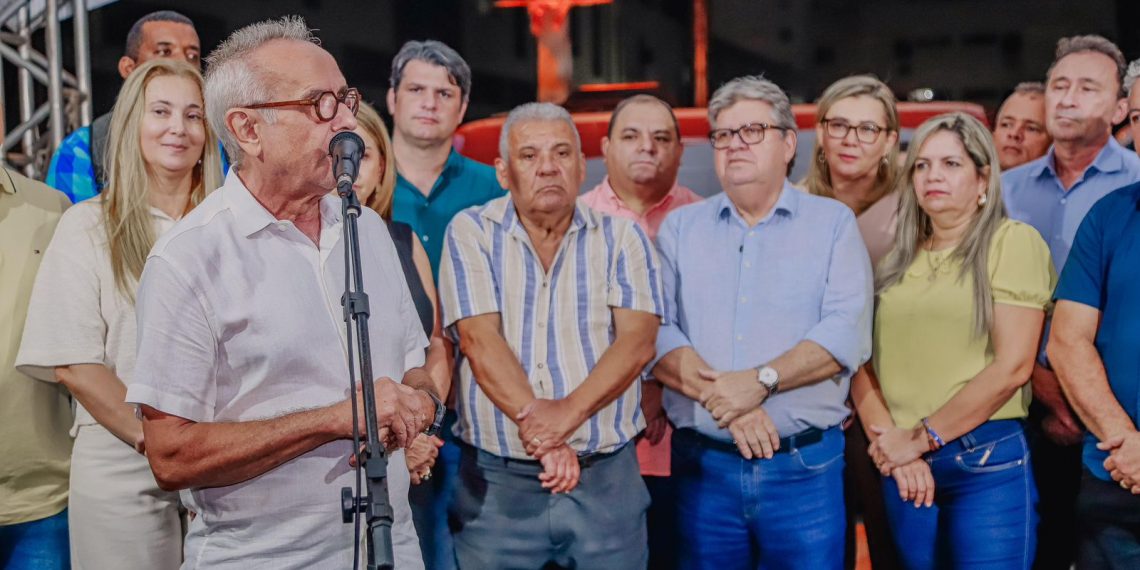 Prefeito entrega 133 ruas pavimentadas e asfaltadas em vários bairros de João Pessoa