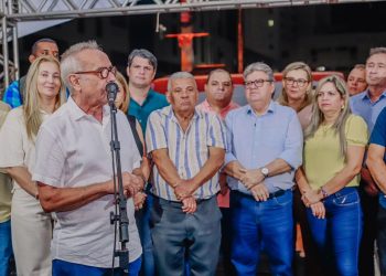 Prefeito entrega 133 ruas pavimentadas e asfaltadas em vários bairros de João Pessoa