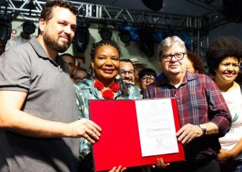 Ao lado de ministra, João destina investimentos para cultura e prestigia São João