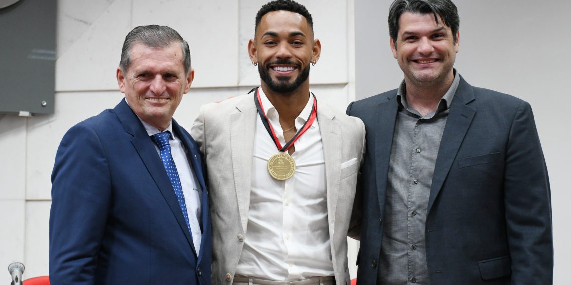 Jogador Matheus Cunha recebe Medalha Cidade de João Pessoa
