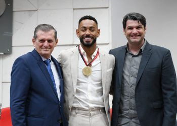 Jogador Matheus Cunha recebe Medalha Cidade de João Pessoa