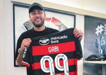 Neymar visita vestiário no Maracanã e manda recado à torcida do Flamengo