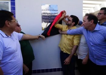 Ao lado de Jarques, João inaugura obra e assina ordem de serviço