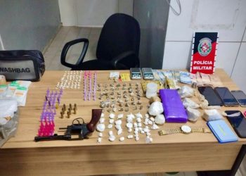 PM desarticula grupo suspeito de tráfico e apreende armas e drogas no Sertão da PB
