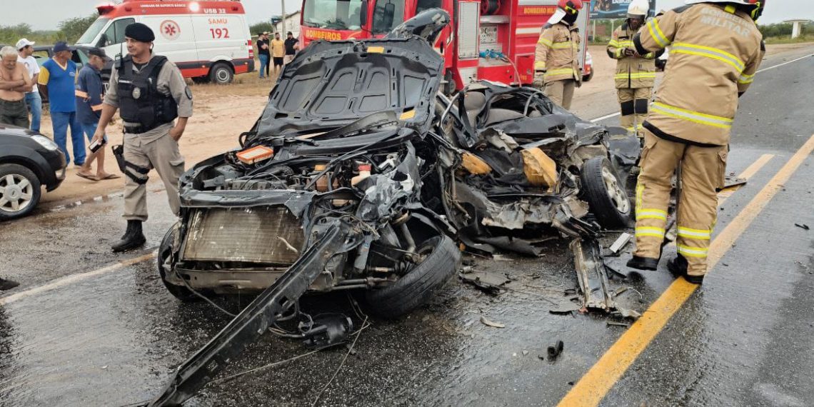 Colisão entre carro e carreta deixa uma pessoa presa às ferragens; vitima foi socorrida
