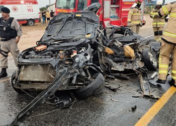 Colisão entre carro e carreta deixa uma pessoa presa às ferragens; vitima foi socorrida