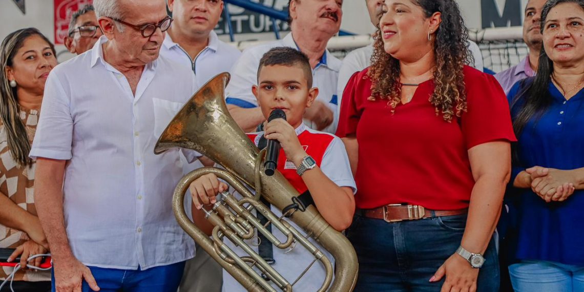 Prefeito entrega mais de mil instrumentos musicais para escolas do Município e destaca incentivo aos projetos educacionais