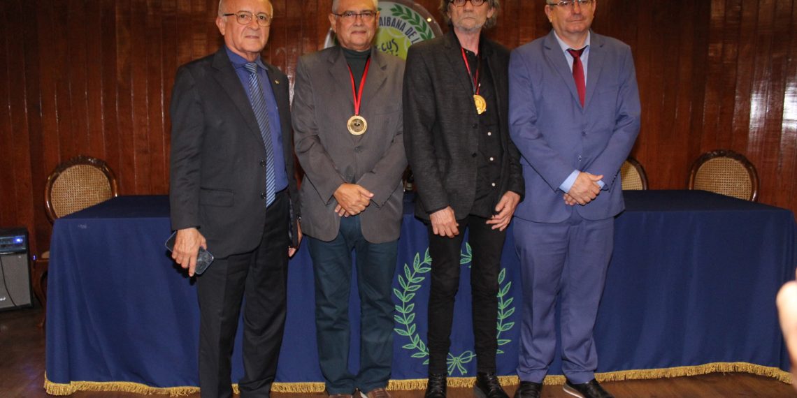 ALPB homenageia o artista João Lôbo e o jornalista Hélder Moura