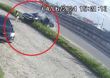 Motorista morre em grave acidente; carros e poste são destruídos em Cabedelo