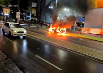Carro sofre pane e pega fogo na Avenida Epitácio Pessoa, na capital paraibana