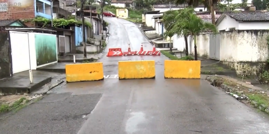Ponte é bloqueada após asfalto ceder e interromper acesso entre Cristo e Cruz das Armas