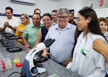 João Azevêdo entrega reforma e novo prédio de escolas em Malta e Santa Terezinha