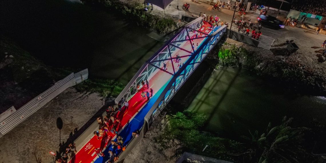 Prefeito inaugura passarela que liga os bairros São José e Manaíra