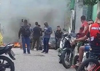 Moradores do Cristo fazem protesto e fecham rua após criança ser atropelada