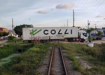 Carreta atola nos trilhos e impede passagem do VLT em Cabedelo