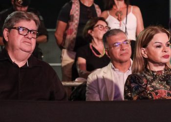 João Azevêdo prestigia final do Festival de Música da Paraíba