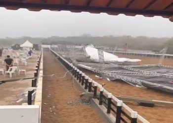 CHUVA E VENTANIA. Estrutura de parque de vaquejada desaba 24 horas após ser inaugurado, no Sertão da PB