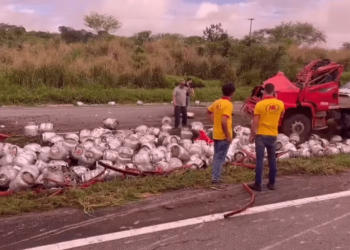 Caminhão com botijões de gás tomba na BR 230 e motorista fica preso em meio às ferragens