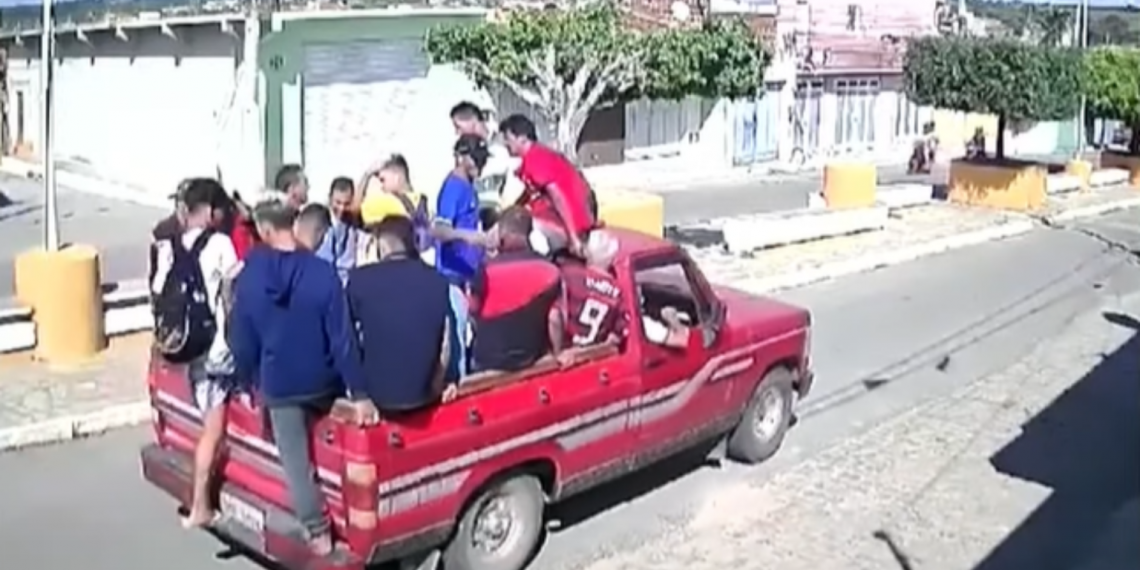 Caminhonete com time de futebol amador capota, deixa três mortos e 20 feridos na PB