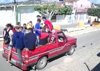 Caminhonete com time de futebol amador capota, deixa três mortos e 20 feridos na PB