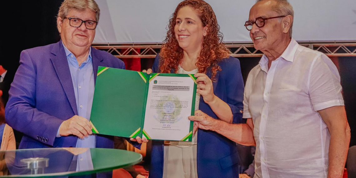 Prefeito assina termo que viabiliza investimentos em áreas de praia e projetos de habitação