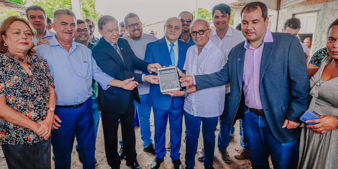 Prefeito assina termo de incorporação da Comunidade Aratu ao patrimônio da União e projeta regularização fundiária e obras de urbanização